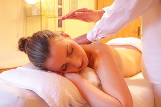 rsz_woman-relaxing-relax-spa-56884